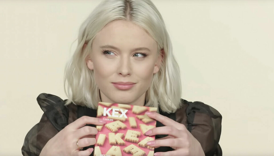 Zara Larsson förklarar de svenska maträtterna på Ikea