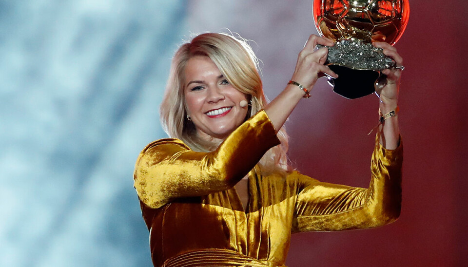 Blev första kvinnan att vinna Ballon d’Or – frågades om hon kunde ”twerka”