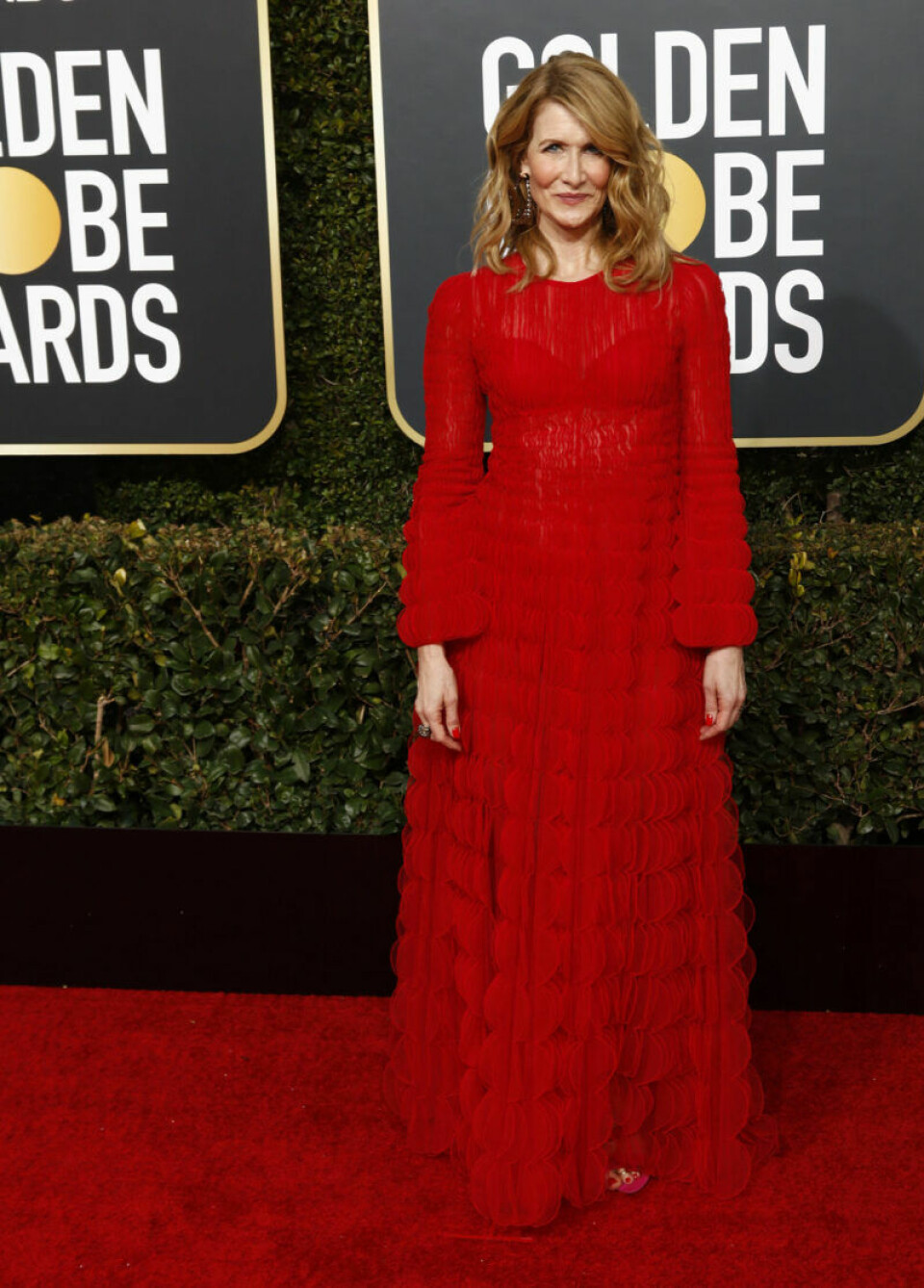 Skådespelaren Laura Dern klädd i vacker röd långklänning. Skådespelaren Laura Dern klädd i vacker röd långklänning.