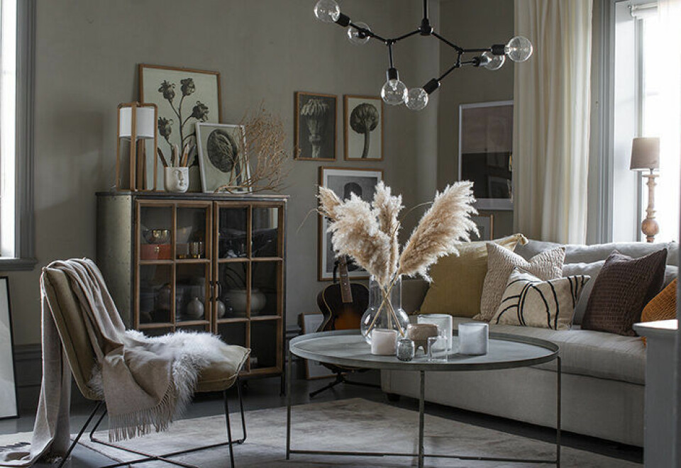 Prova ställa soffan på ett annat ställe än längs med väggen och flytta ut skåpet eller bokhyllan ur hörnet för att skapa dynamik i inredningen. Foto: Ellos Home Prova ställa soffan på ett annat ställe än längs med väggen och flytta ut skåpet eller bokhyllan ur hörnet för att skapa dynamik i inredningen. Foto: Ellos Home