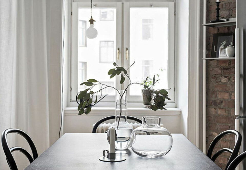 Låt det vackra i det enkla synas genom att plocka bort istället för att lägga till. Foto: Maria Sahlander Styling: By Bon Interior för Bjurfors/mäklare: Christian Warberg Låt det vackra i det enkla synas genom att plocka bort istället för att lägga till. Foto: Maria Sahlander Styling: By Bon Interior för Bjurfors/mäklare: Christian Warberg