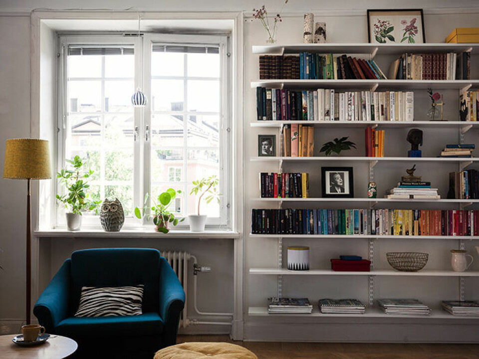 Färgkoordinera böckerna, vänd dem åt andra hållet eller placera dem på ett nytt sätt för en subtil förändring i intrycket. Foto: Spinnell Styling: Lindholm för Historiska hem/mäklare: Katarina Ljung Färgkoordinera böckerna, vänd dem åt andra hållet eller placera dem på ett nytt sätt för en subtil förändring i intrycket. Foto: Spinnell Styling: Lindholm för Historiska hem/mäklare: Katarina Ljung