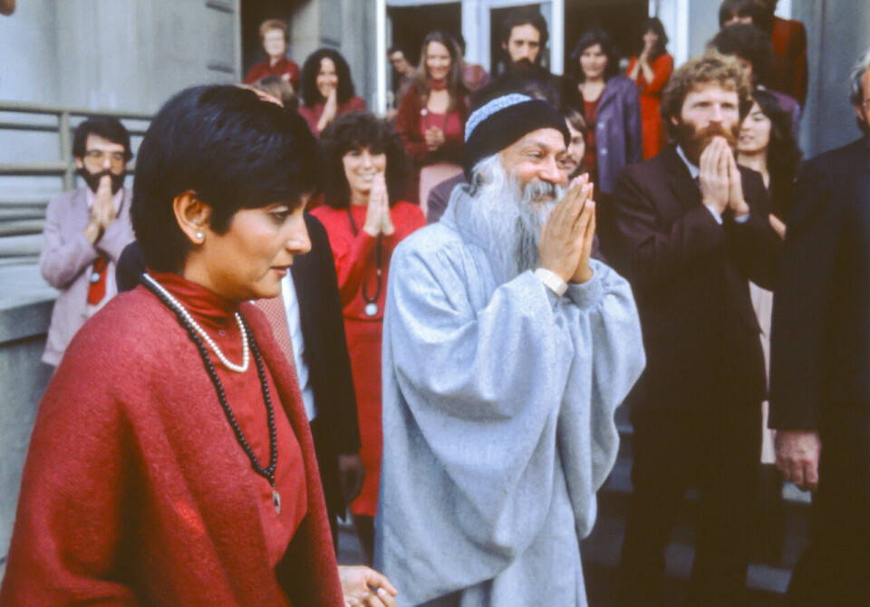 Bhagwan Shree Rajneesh, också känd som ”Osho”, tillsammans med Ma Anand Sheela. Bhagwan Shree Rajneesh, också känd som ”Osho”, tillsammans med Ma Anand Sheela.