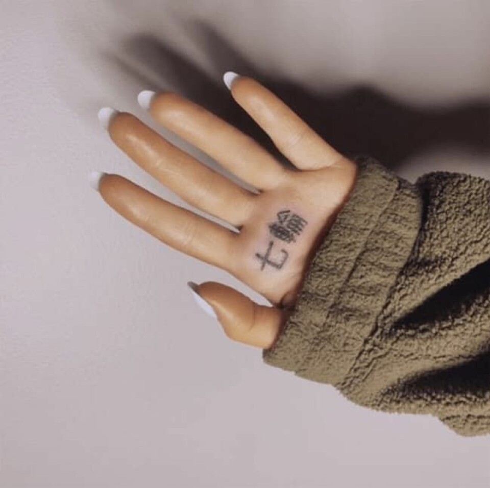 Ariana Grandes felstavade tatuering får världen att dö av skratt