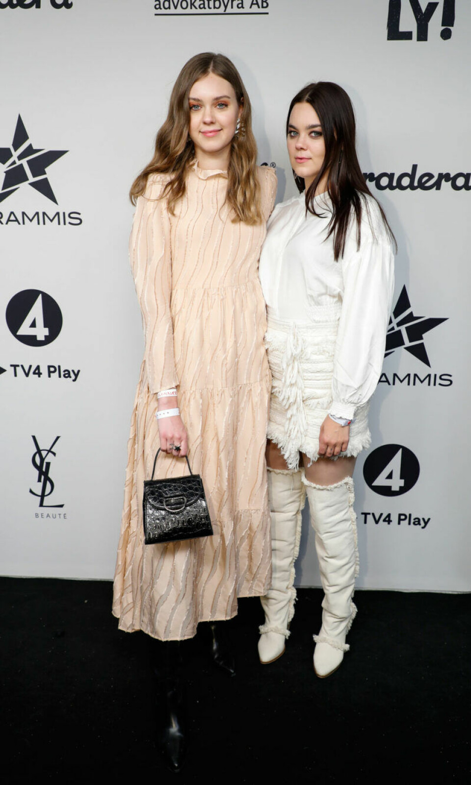 Johanna och Klara Söderberg i First Aid Kit. Johanna och Klara Söderberg i First Aid Kit.