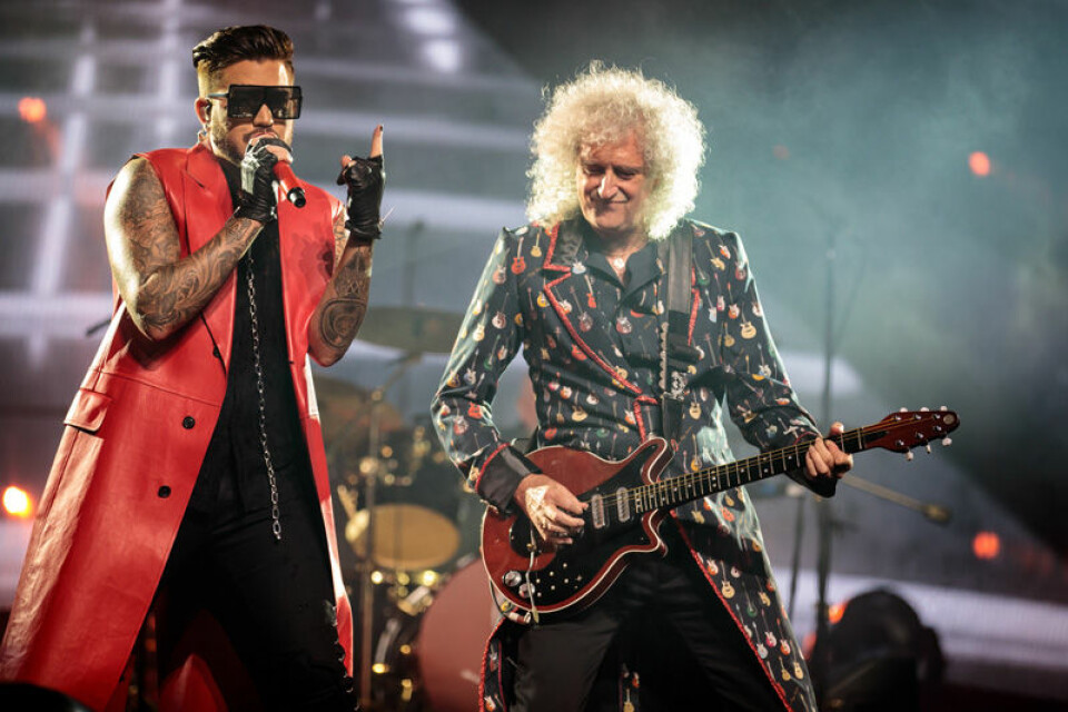 Adam Lambert på scenen tillsammans med Brian May i Queen. Foto: Colin Hart/TT Adam Lambert på scenen tillsammans med Brian May i Queen. Foto: Colin Hart/TT
