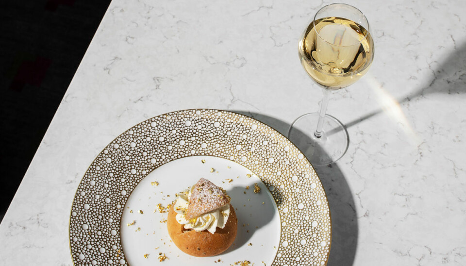 Ultimata lyxsemlan: Här finns champagnesemlan som serveras med guld