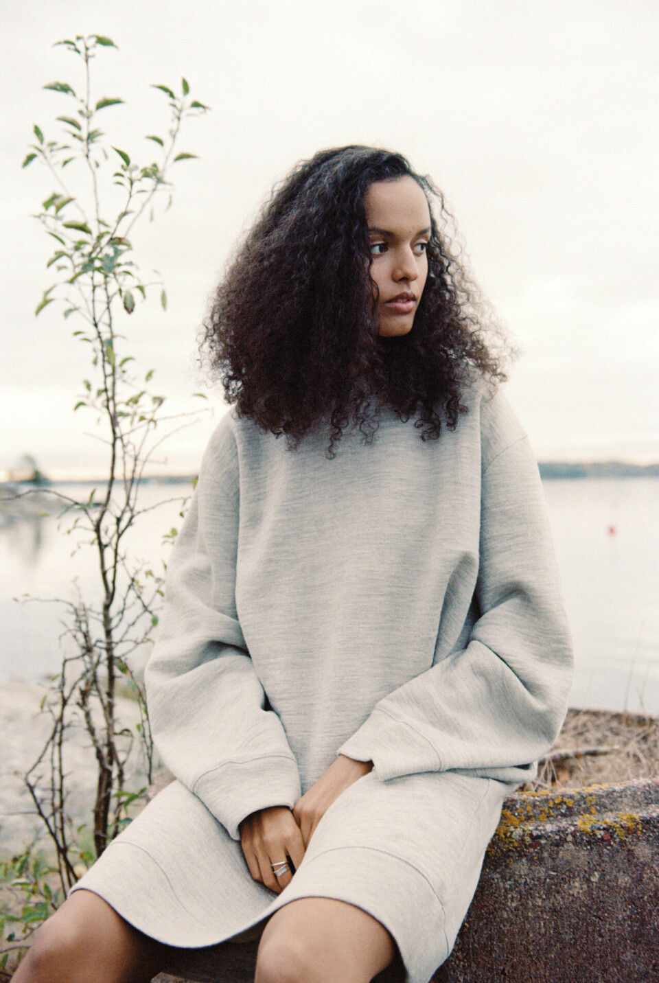 Designern Lisa Bergstrand utmanar modeindustrin: “Det går att tillverka hållbara kläder”