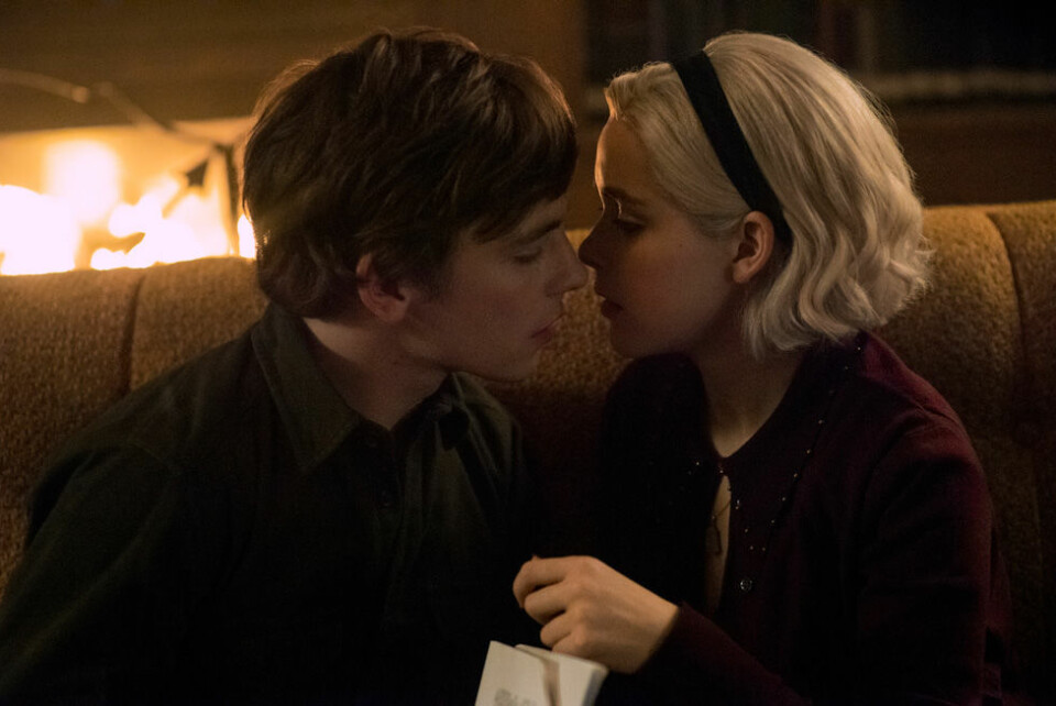 Harvey Kinkle och Sabrina Spellman i Chilling Adventures of Sabrina säsong 2. Foto: Netflix Harvey Kinkle och Sabrina Spellman i Chilling Adventures of Sabrina säsong 2. Foto: Netflix