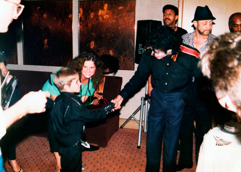 Bild från 1987 där Michael Jackson och Wade Robson syns skaka hand. Foto: Dan Reed/TT Bild från 1987 där Michael Jackson och Wade Robson syns skaka hand. Foto: Dan Reed/TT
