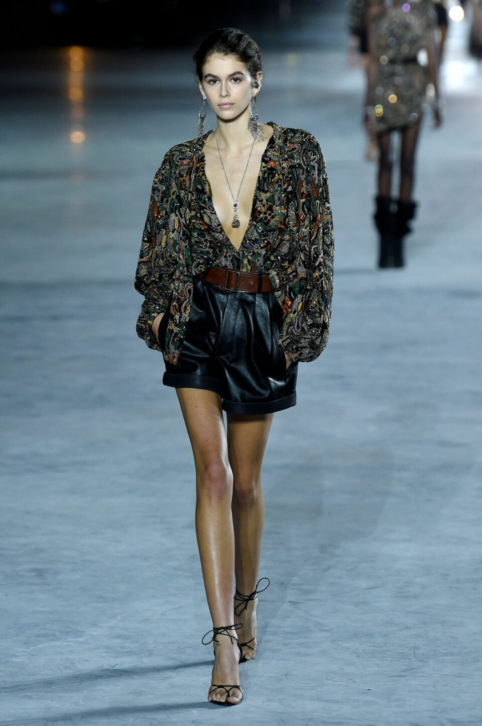 Saint Laurent visade remsandaler på catwalken redan inför våren 2018, nu är vi beredda att anamma trenden. Saint Laurent visade remsandaler på catwalken redan inför våren 2018, nu är vi beredda att anamma trenden.