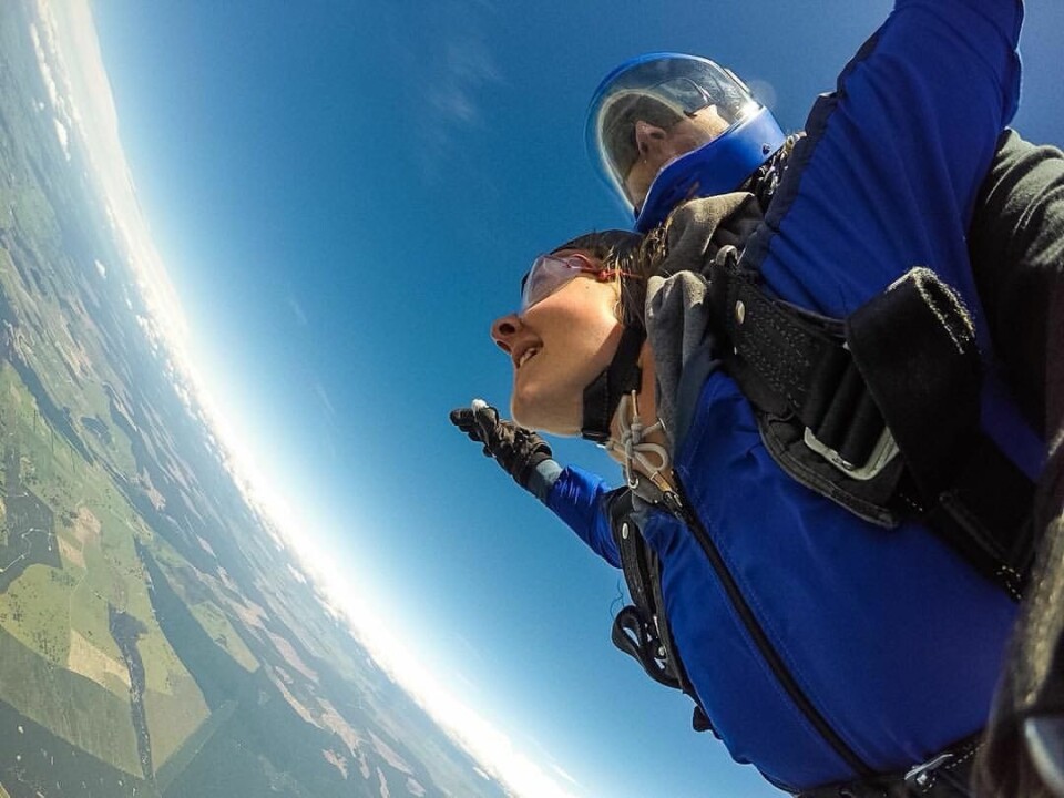 När man reser själv vet man aldrig vad som kan hända – som att följa med och göra ett fallskärmshopp. (Plats: Taupo, Nya Zealand) När man reser själv vet man aldrig vad som kan hända – som att följa med och göra ett fallskärmshopp. (Plats: Taupo, Nya Zealand)