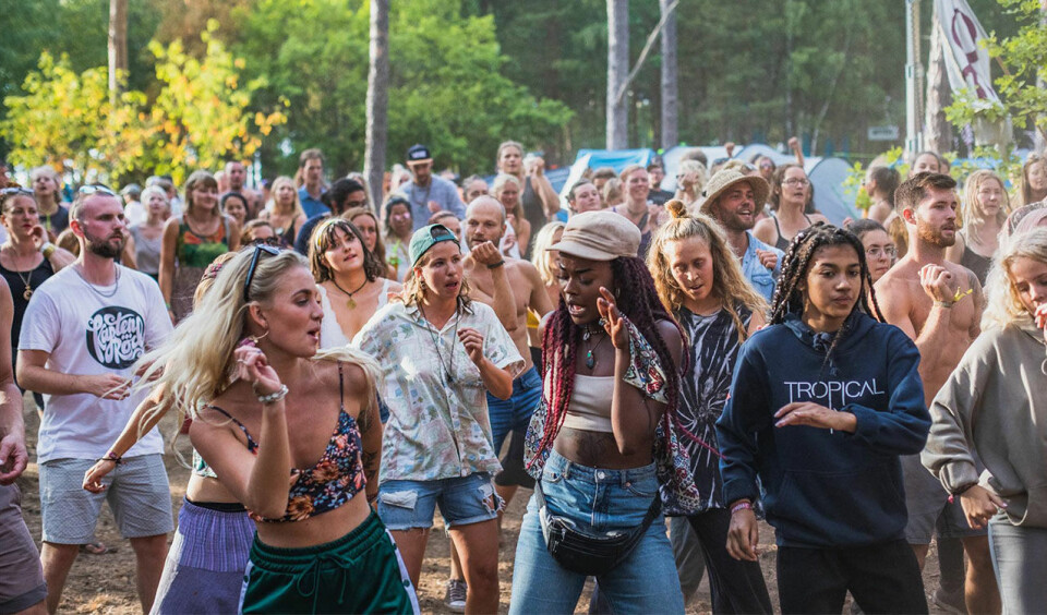 Besökarna dansar till musiken på Öland Roots. Foto: Öland Roots Besökarna dansar till musiken på Öland Roots. Foto: Öland Roots