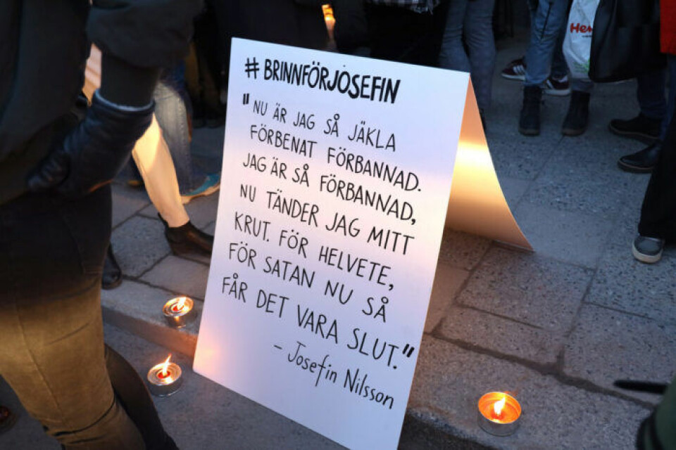 För att hedra Josefin Nilsson anordnades en ljusmanifestation i Stockholm. Foto: Hans Shimoda/TT För att hedra Josefin Nilsson anordnades en ljusmanifestation i Stockholm. Foto: Hans Shimoda/TT