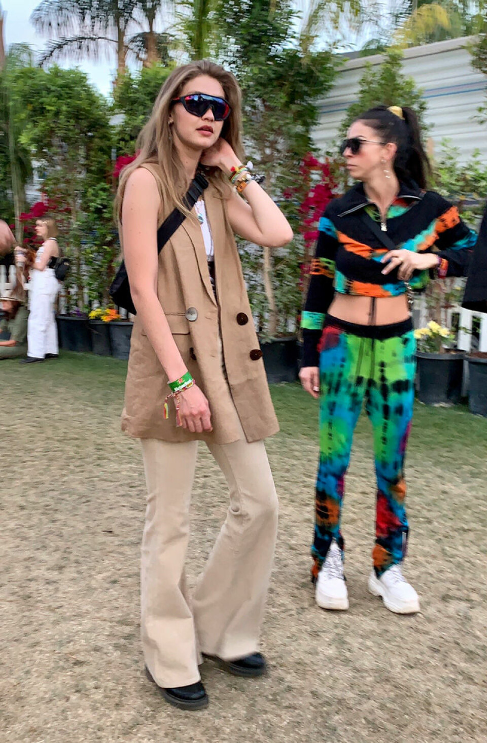 Under den andra dagen bar Gigi Hadid beige väst och matchande utsvängda byxor. Foto: TT Under den andra dagen bar Gigi Hadid beige väst och matchande utsvängda byxor. Foto: TT