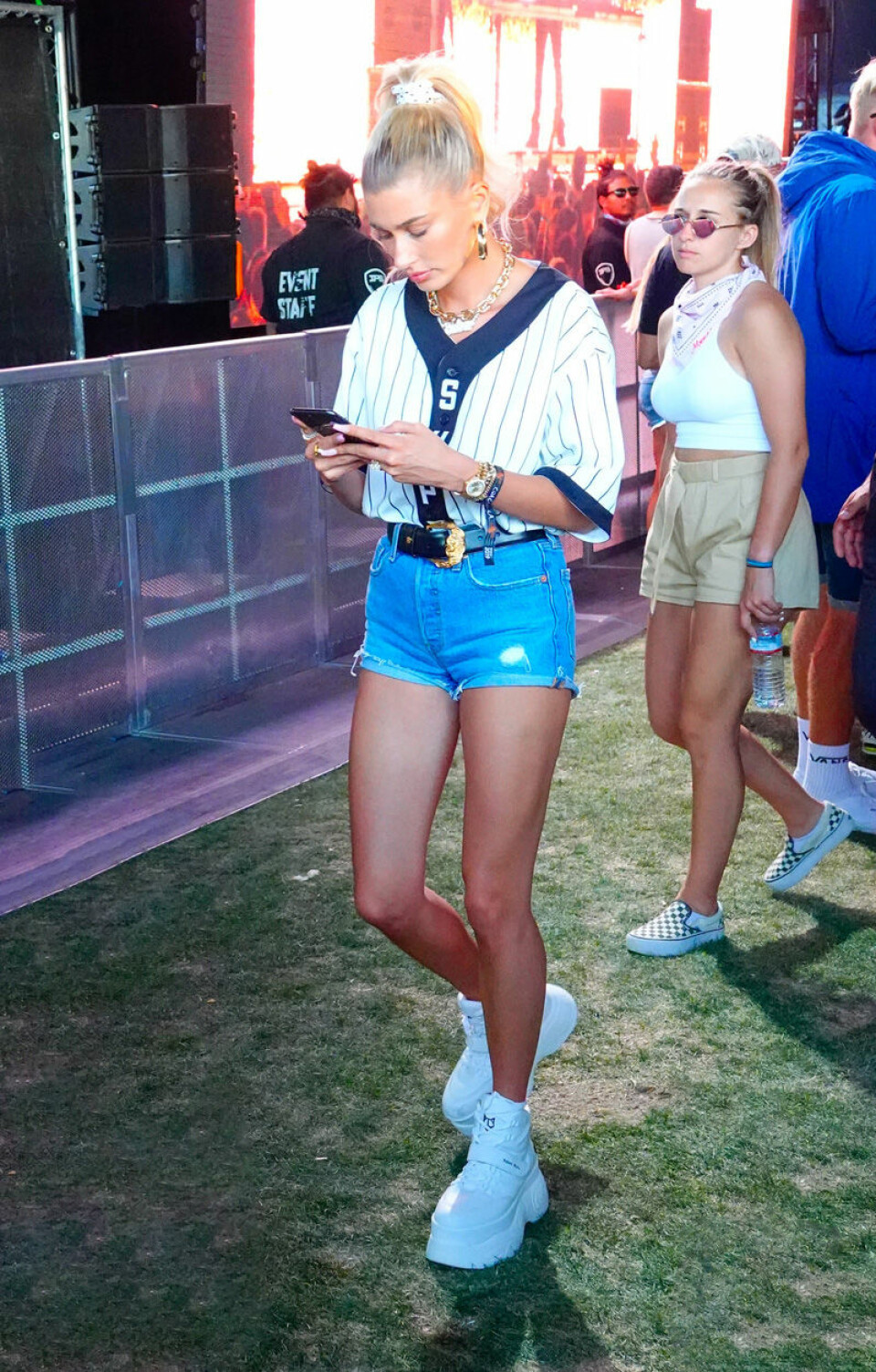 Hailey Baldwin valde en avslappnad stil med shorts, baseball-tröja och platåskor på Coachella. Foto: TT Hailey Baldwin valde en avslappnad stil med shorts, baseball-tröja och platåskor på Coachella. Foto: TT