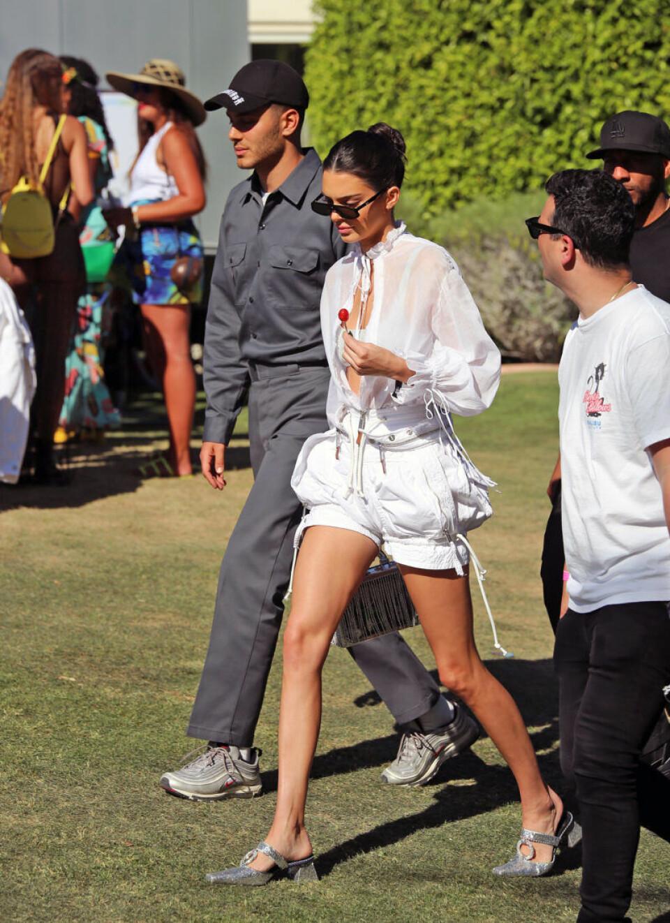 Kendall Jenner rockade vita puffiga shorts, lös blus och silversandaler på Coachella. Foto: TT Kendall Jenner rockade vita puffiga shorts, lös blus och silversandaler på Coachella. Foto: TT