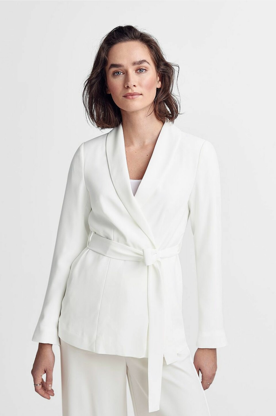 Vita trendiga kostymer och kavajer till festen