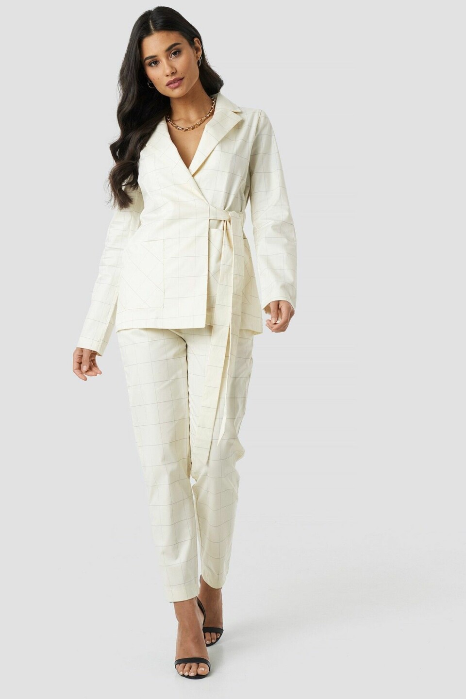 Vita trendiga kostymer och kavajer till festen