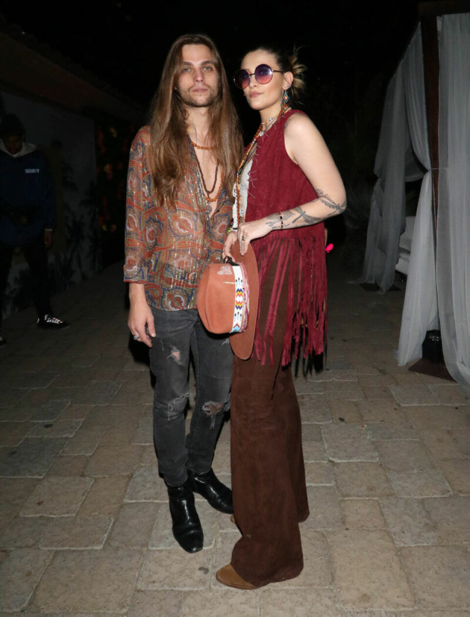 Michael Jacksons dotter, Paris Jackson, i sedvanlig bohemisk stil tillsammans med pojkvännen. Foto: RHTY/starmaxinc.com/REX Michael Jacksons dotter, Paris Jackson, i sedvanlig bohemisk stil tillsammans med pojkvännen. Foto: RHTY/starmaxinc.com/REX