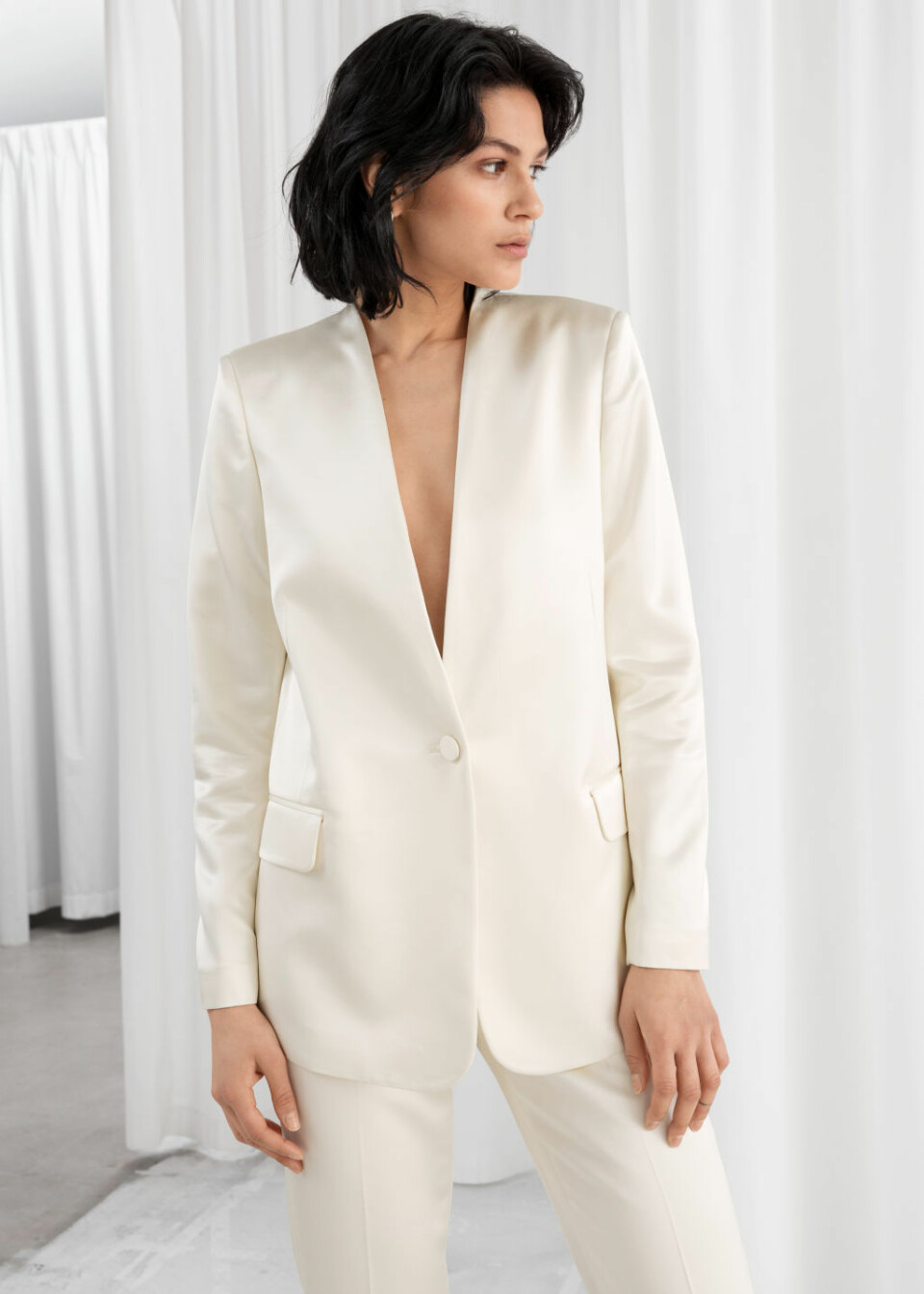 Vita trendiga kostymer och kavajer till festen