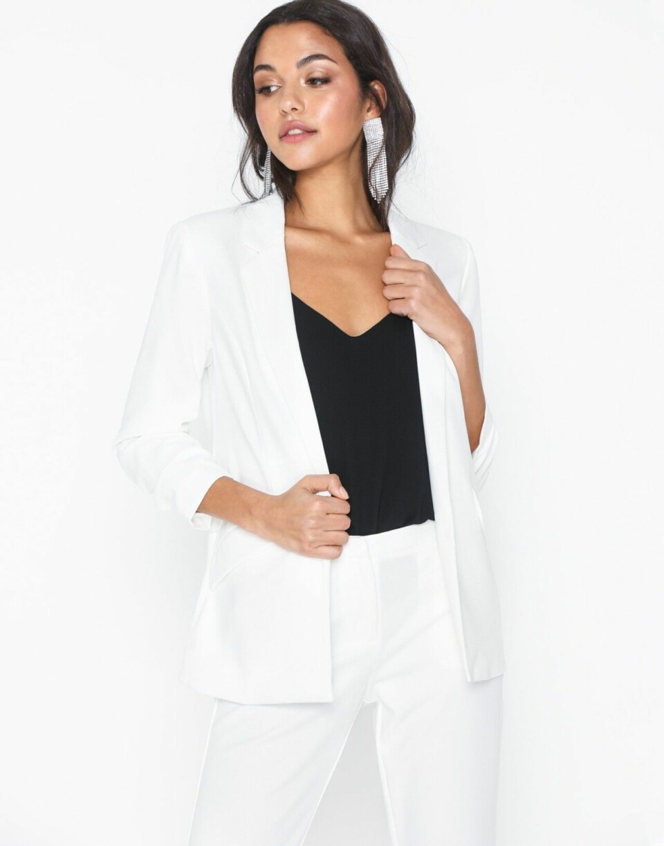 Vita trendiga kostymer och kavajer till festen