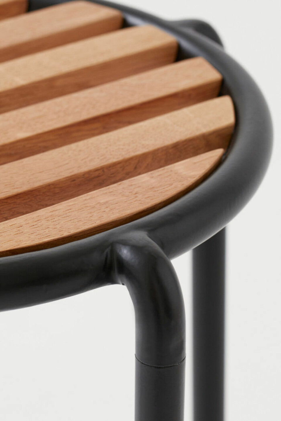 H&M home har släppt sina första utemöbler