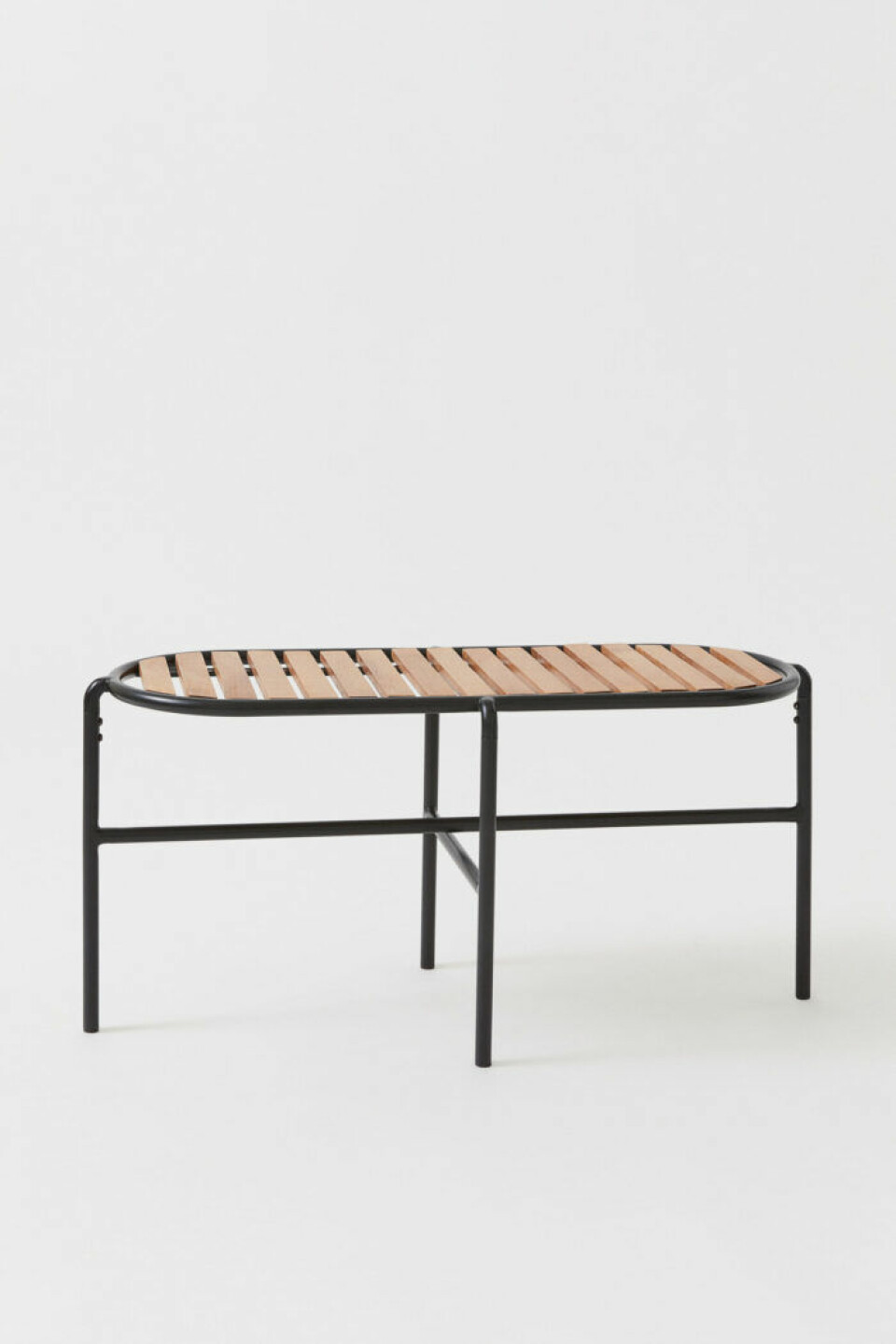 H&M home har släppt sina första utemöbler