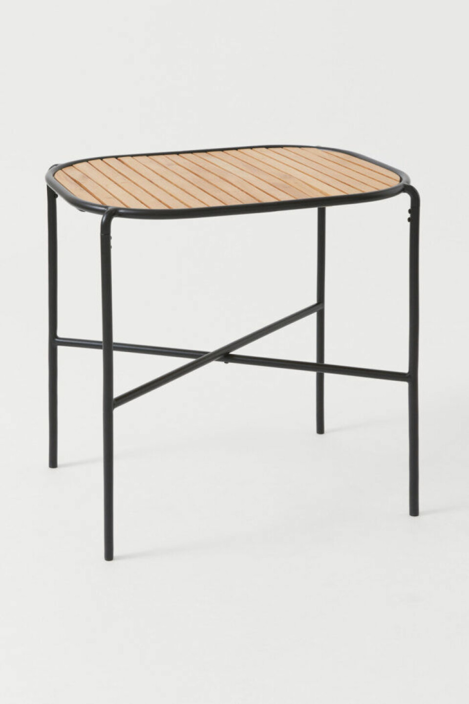 H&M home har släppt sina första utemöbler