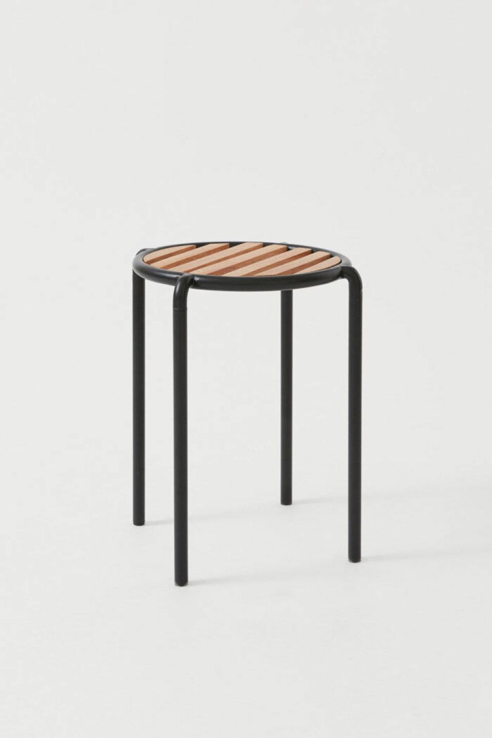 H&M home har släppt sina första utemöbler