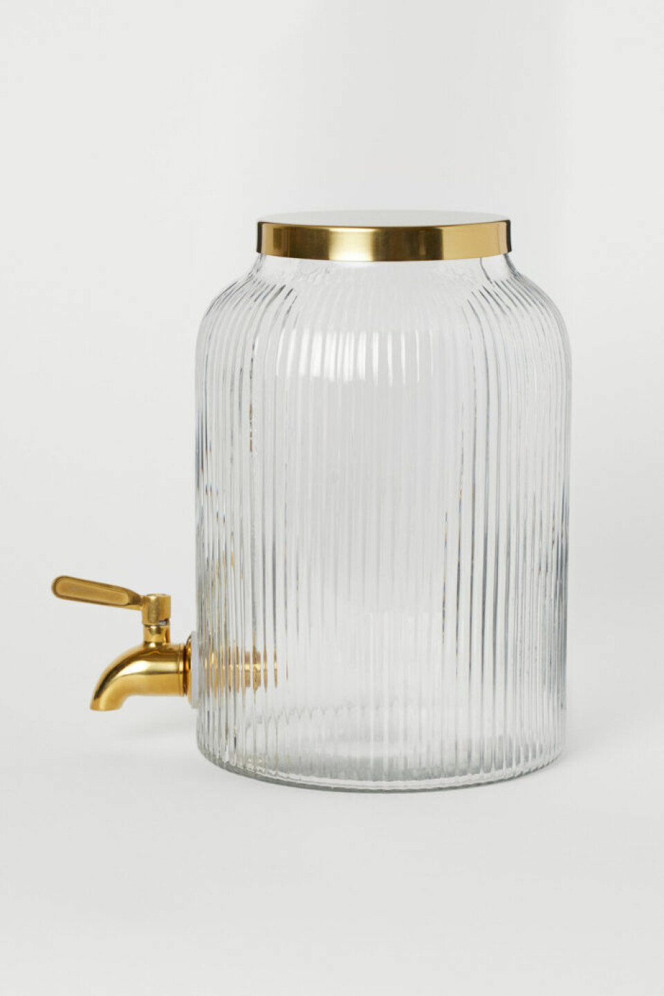 H&M home har släppt sina första utemöbler