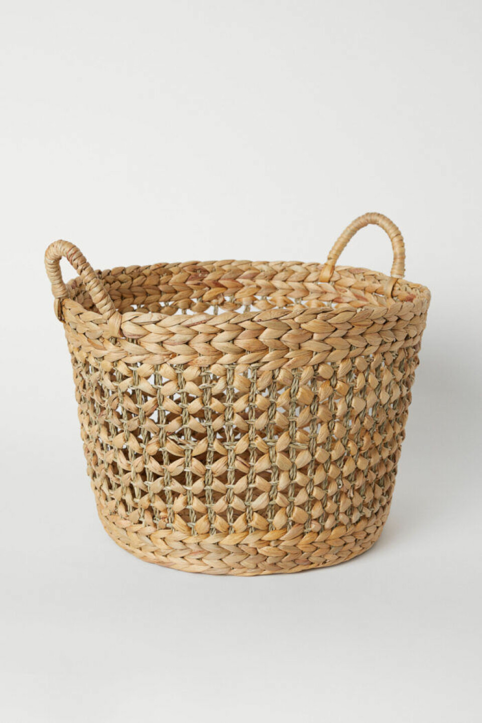 H&M home har släppt sina första utemöbler