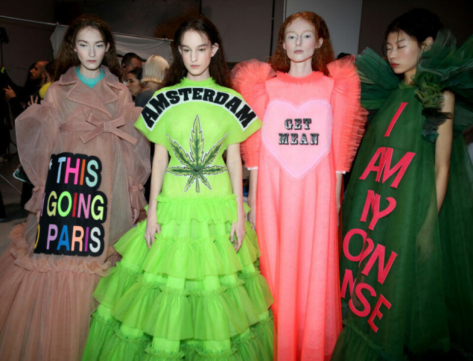 Det nederländska modehuset Viktor & Rolf presenterade flera statementklänningar med fyndiga slogans som ”I am my own muse”. Foto: TT Det nederländska modehuset Viktor & Rolf presenterade flera statementklänningar med fyndiga slogans som ”I am my own muse”. Foto: TT