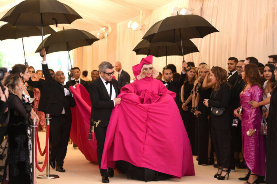 Här gör Lady Gaga storstilad entré på Met-galan – chockerar alla