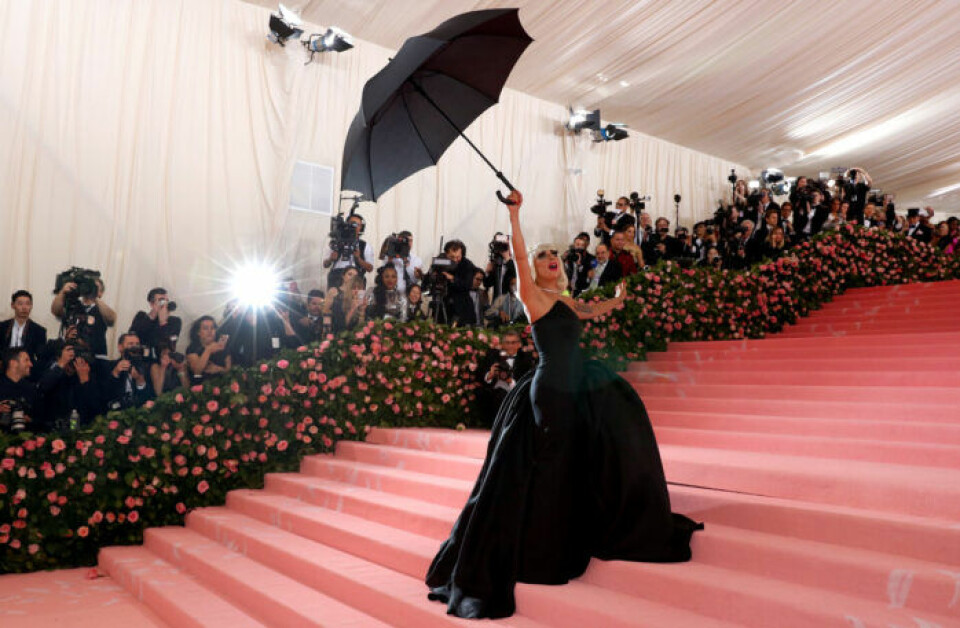 Här gör Lady Gaga storstilad entré på Met-galan – chockerar alla