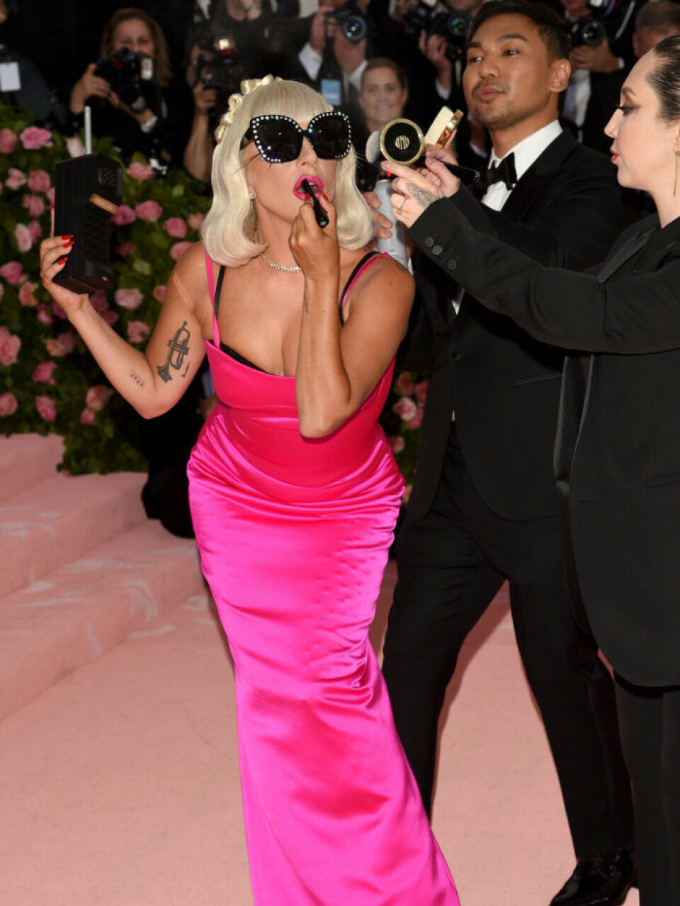Här gör Lady Gaga storstilad entré på Met-galan – chockerar alla
