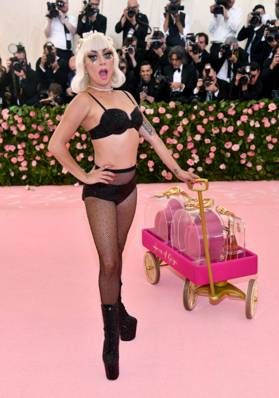 Här gör Lady Gaga storstilad entré på Met-galan – chockerar alla
