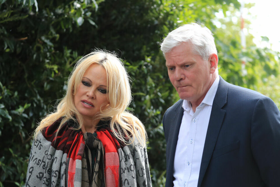 Pamela Anderson invirad i en filt med Assanges budskap på, tillsammans med en av Wikileaks-grundarna, på besök hos Assange i fängelset. Foto: TT Pamela Anderson invirad i en filt med Assanges budskap på, tillsammans med en av Wikileaks-grundarna, på besök hos Assange i fängelset. Foto: TT
