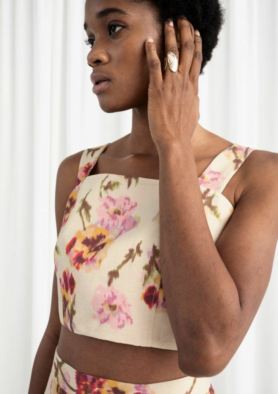 Perfekt till sommarkjolen! 13 fina croppade toppar i butik