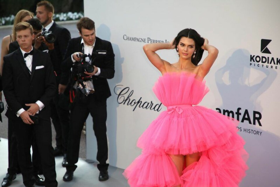 Kendall Jenner premiärvisar Giambattista Valli x H&M i Cannes