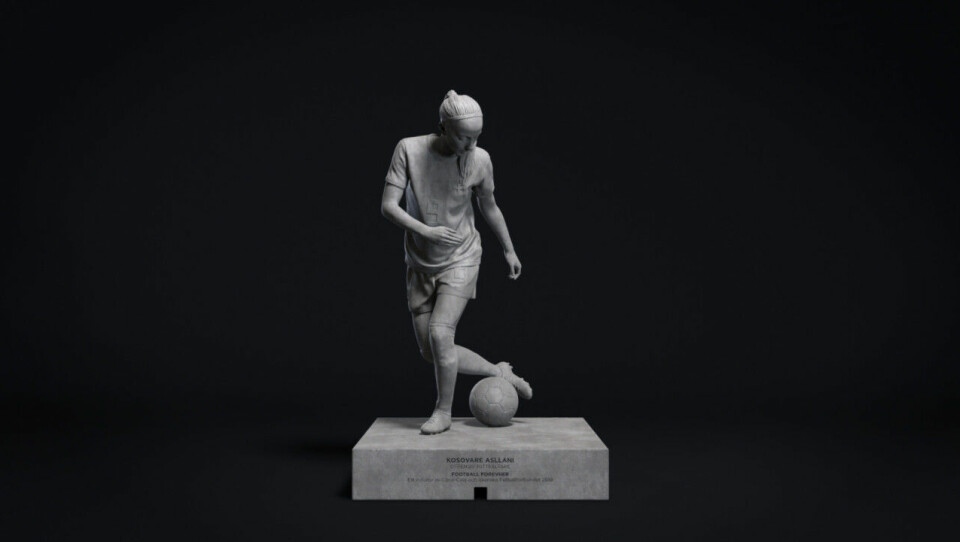 Kosovare Asllani som staty. Kosovare Asllani som staty.