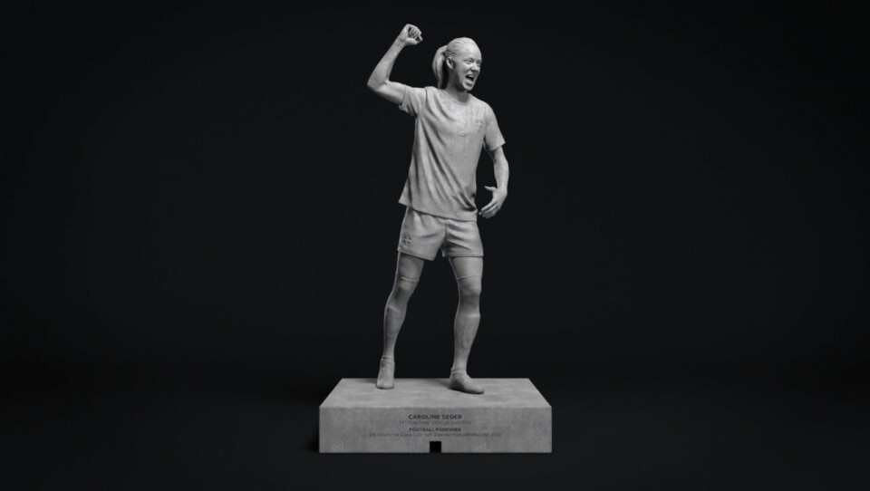 Caroline Seger som staty. Caroline Seger som staty.
