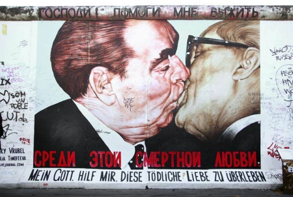 Den berömda politiska kyssen mellan Sovjetunionens Leonid Brezjnev och DDR:s Erich Honecker avbildad på Berlinmuren. Den berömda politiska kyssen mellan Sovjetunionens Leonid Brezjnev och DDR:s Erich Honecker avbildad på Berlinmuren.