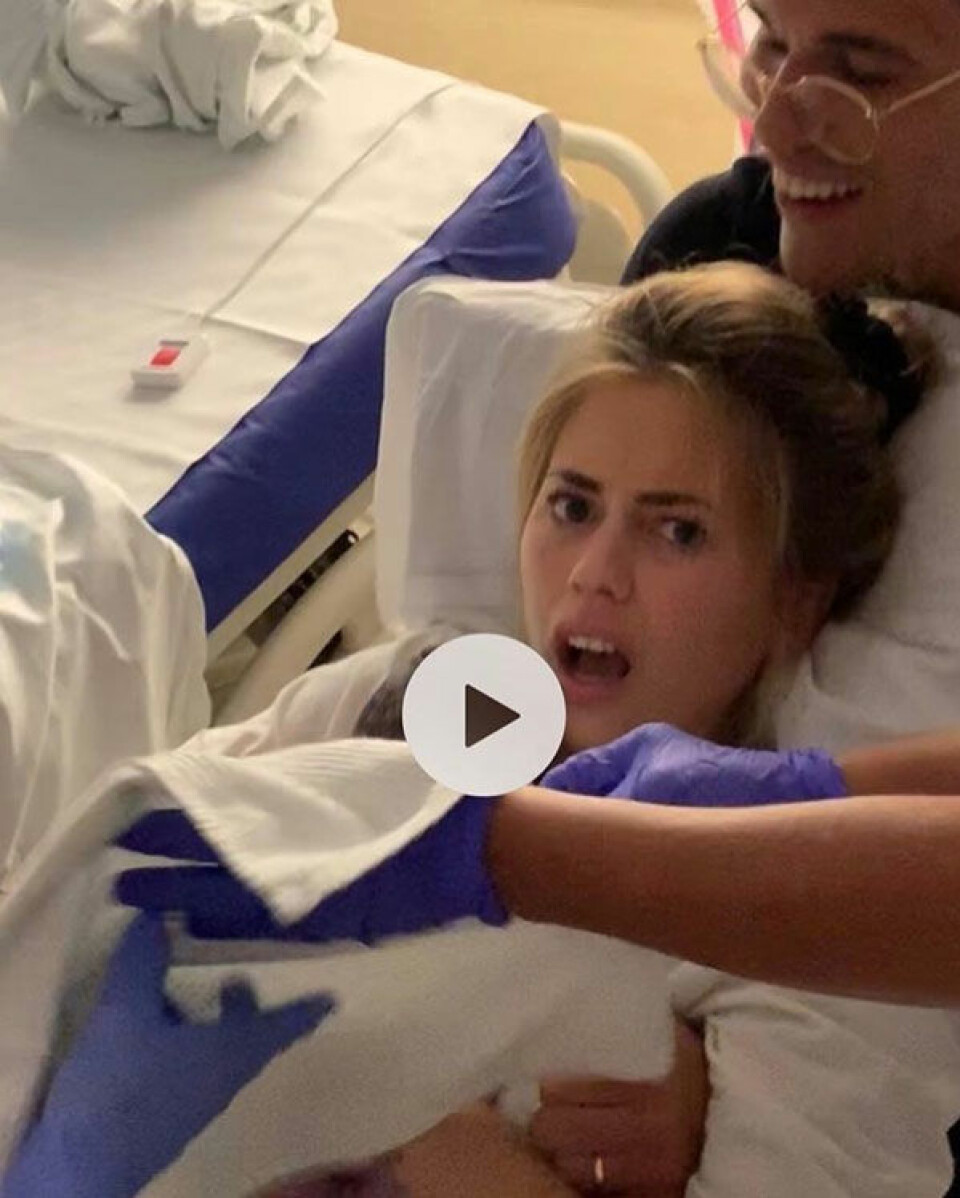 Kenza, sekunderna efter att hon själv har dragit ut sitt barn. Minen är obetalbar och Dani skrattade rejält åt den i podden. Kenza, sekunderna efter att hon själv har dragit ut sitt barn. Minen är obetalbar och Dani skrattade rejält åt den i podden.
