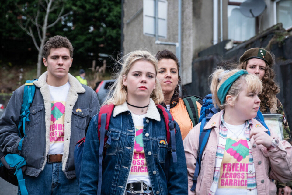 Fortsatta problem i skolan för tjejerna i Derry Girls. Fortsatta problem i skolan för tjejerna i Derry Girls.