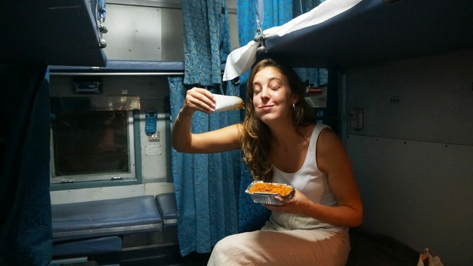 Många äventyr blir det – som den gången hon reste ensam på nattåg i Indien och nästan blev avkastad mitt i djungeln. Många äventyr blir det – som den gången hon reste ensam på nattåg i Indien och nästan blev avkastad mitt i djungeln.