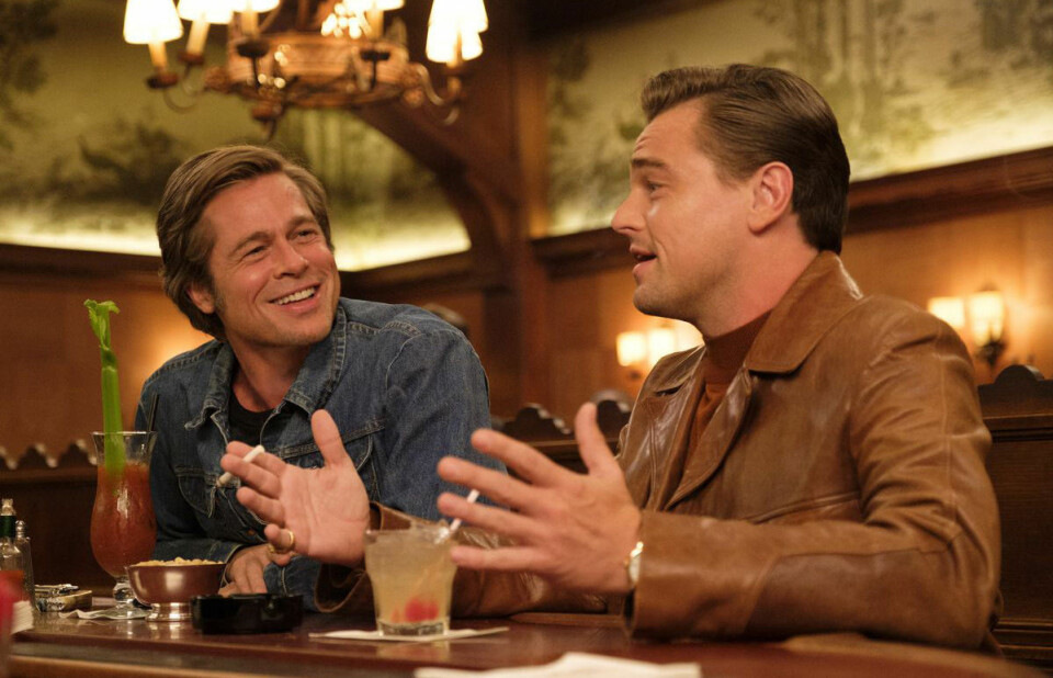 Karaktärerna Cliff Booth (Brad Pitt) och Rick Dalton (Leonardo DiCaprio) är inte baserade på enskilda verkliga personer. Foto: TT Karaktärerna Cliff Booth (Brad Pitt) och Rick Dalton (Leonardo DiCaprio) är inte baserade på enskilda verkliga personer. Foto: TT