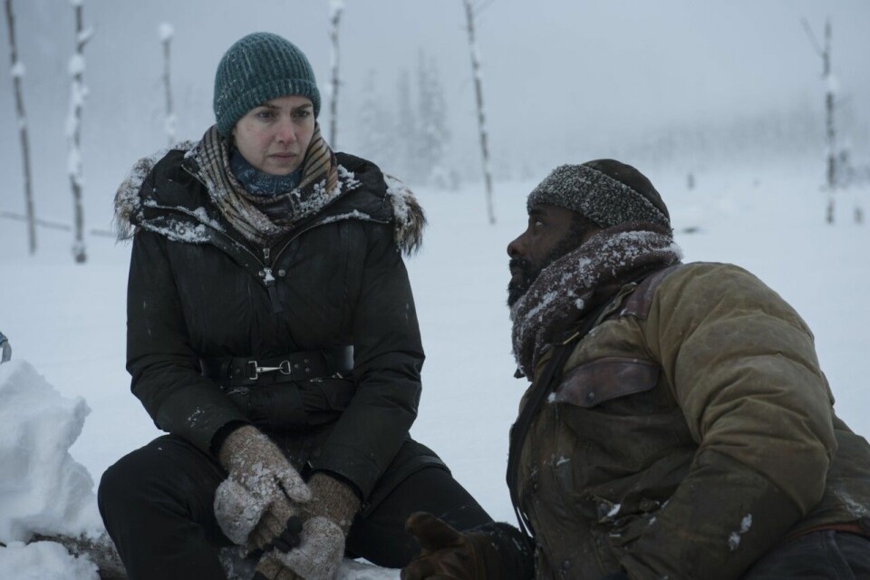Huvudrollerna i The Mountain Between Us spelas av Kate Winslet och Idris Elba. Huvudrollerna i The Mountain Between Us spelas av Kate Winslet och Idris Elba.