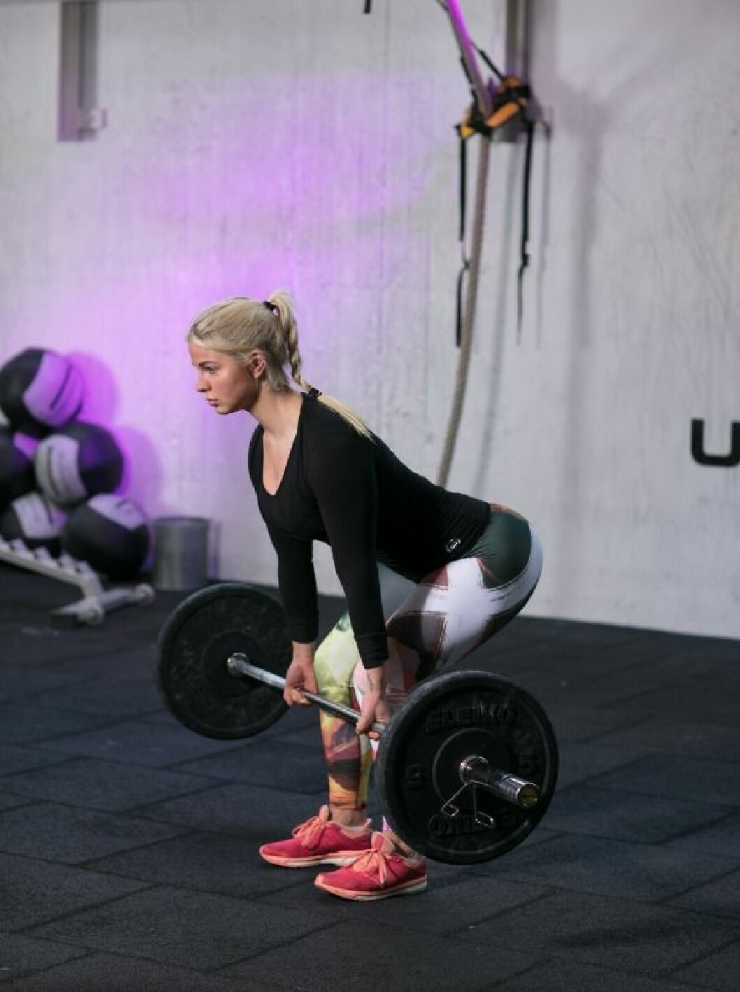 <strong>A.</strong> <strong>Placera en skivstång på golvet framför dig. Luta dig fram och greppa tag med ett överhandsgrepp strax utanför axlarna.</strong>