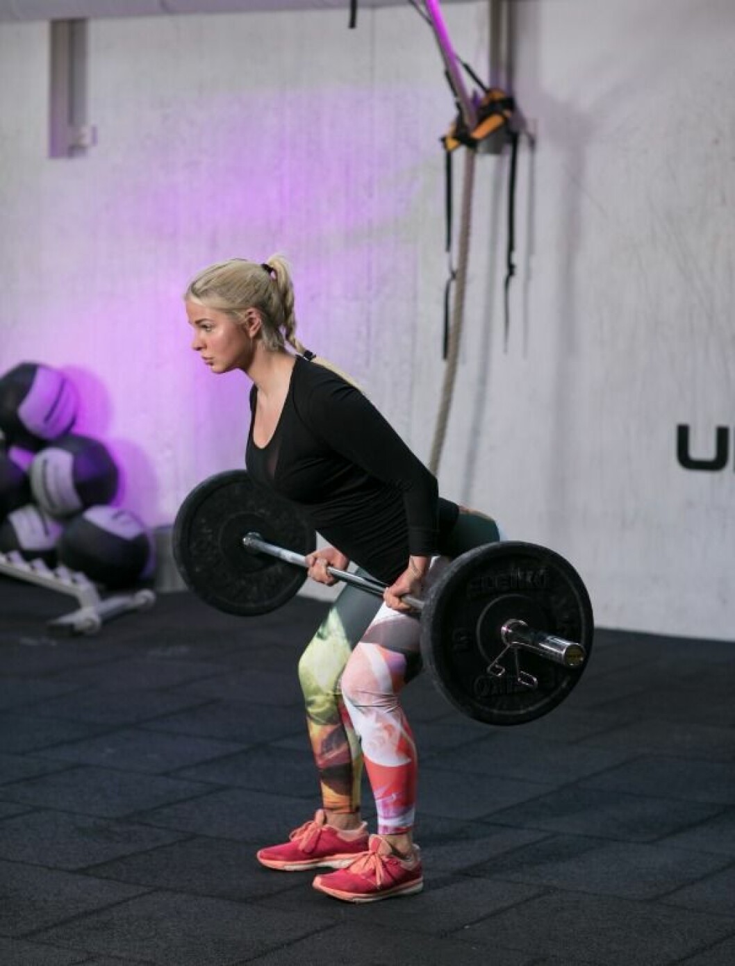 <strong>B.</strong> <strong>Lyft upp stången som i ett marklyft, för att sedan luta dig framåt. Håll ryggen rak, och dra stången in mot magen samtidigt som att armbågarna rör sig utmed kroppens sidor.</strong>
